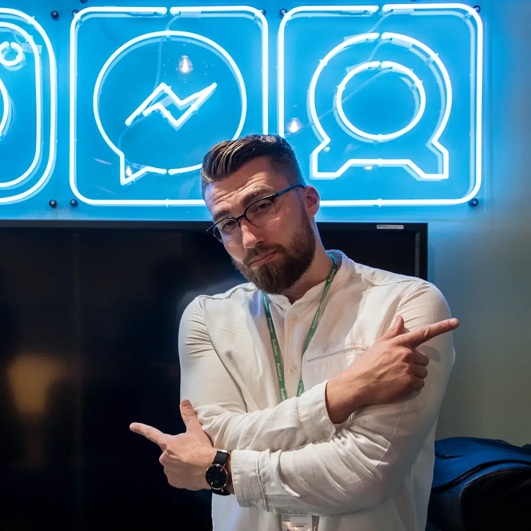 Simon Mader auf einem Marketing-Event vor Facebook- und Messenger-Logos